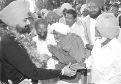 Congress general secretary Raninder Singh being greeted by party activists at Sangat near Bathinda on Sunday.