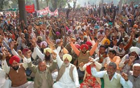 Activists of the Punjab Pradesh Paledar Mazdoor Union staging protest outside the mini-secretariat in Bathinda