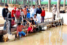 Volunteers of the Sahara Jan Sewa, an NGO, carrying out rescue operation at the Sirhind canal in Bathinda