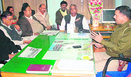 SHO Ajay Sharma holds a meeting with traders in Sirsa.