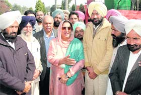 Rajinder Kaur Bhattal, along with farmers, goes to meet the Governor to seek higher compensation for the land acquired for the Ghaggar project