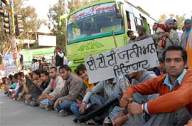 Protesting ETT teachers blocking the vehicular traffic in front of bus stand in Bathinda on Tuesday.