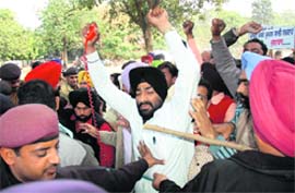 Agitating ETT teachers scuffle with police personnel near Parade Ground in Sector 17 in Chandigarh, on Tuesday.