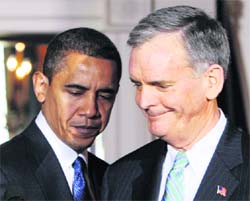 President Barack Obama announces his selection of Commerce Secretary-designate Sen. Judd Gregg (right), during a ceremony at the White House in Washington on Tuesday. 