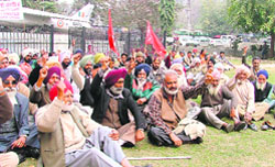 MCPI-U activists stage dharna against price rise and unemployment in front of the mini secretariat in Ludhiana