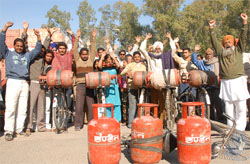 Expressing resentment over the attitude of an LPG agency located in the Punjab State Electricity Boards Thermal Colony, residents on Saturday raised slogans.