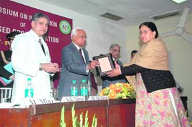Haryana Governor AR Kidwai honours a family member of a donor at the PGI in Chandigarh