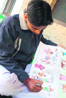 A student showing skill in drawing during a programme organised on the occasion of drug eradication at Dharamsala