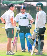Indian captain MS Dhoni (R) and Sachin Tendulkar (C) speak with coach Gary Kirsten during a training session at the R. Premadasa Stadium in Colombo 
