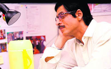 Shah Rukh Khan as Surinder Sahni in Rab Ne Bana Di Jodi wears huge spectacles,