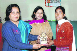 Principal of CMK National PG College Vijaya Tomar gives away a prize.