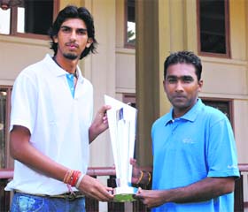 Ishant Sharma (L) and Sri Lankan captain Mahela Jayawardene pose with the ICC Twenty20 trophy in Colombo