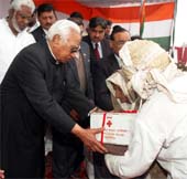Haryana Governor A.R.Kidwai presents a set of utensils and blankets to a BPL family at Yasin Meo Degree College in Nuh (Mewat) on Tuesday.
