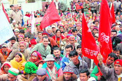 Baijnath farmers holding a rally against the newly formed Dhauladhar sanctuary at Dharamsala