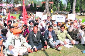 Members of the Punjab Kisan Sabha stage a protest at the Mini Secretariat in Ludhiana