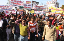 Protesters of different unions blocking the traffic in front of the bus stand to stage protest against the arrest of the EGS teachers in Bathinda.