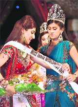 Nikkitasha Marwaha (left) of the US being crowned Miss India Worldwide 2009 in Durban