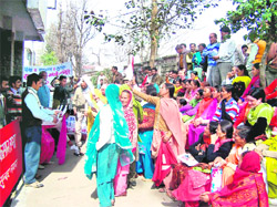 Volunteers of the Sundernagar Sangharsh Samiti and the Lok Morcha protest in front of the SDM office in Sundernagar on Monday.
