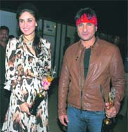 Actors Kareena Kapoor and Saif Ali Khan pose with their Best Female and Male Style Icon awards.