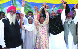Congress leader Raninder Singh with the family members of the former minister of Punjab and leader of SAD (1920) late Baldev Singh Khiala in Mansa on Wednesday.