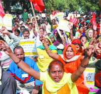 Slum dwellers protest against demolition of slums in New Delhi on Friday. 