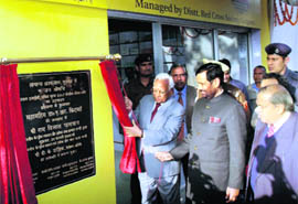 Union Minister Ram Vilas Paswan and Haryana Governor AR Kidwai inaugurate the states first Jan Aushadhi store in Gurgaon on Friday.