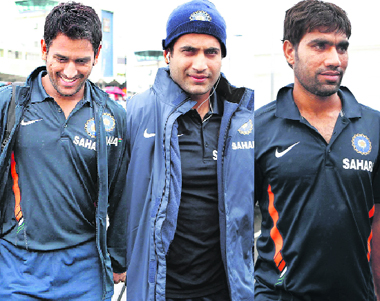 (L-R): Indian captain Mahendra Singh Dhoni, Irfan Pathan and Munaf Patel arrive at Christchurch airport, New Zealand, on Friday.