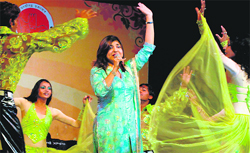 Playback singer Alka Yagnik performs at the ‘Star Night Cultural Evening’ of Rose Festival in Sector 16, Chandigarh,