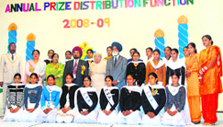 Meritorious students of KCW, Sidhwan Khurd, along with dignitaries.