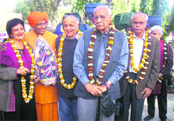 Kuldip Nayyar, senior journalist and former Rajya Sabha member (centre) with Swami Agnivesh, president, Arya Samaj, Mahesh Bhatt, Bollywood director and producer, and other delegates before leaving for Pakistan, at Attari check post on Sunday.