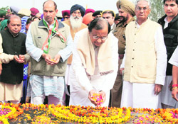 Union Home Minister P Chidambaram pays tributes at a samadhi of Shaheed Bhagat Singh at Khatkar Kalan on Monday. CM Parkash Singh Badal is also seenin the picture.
