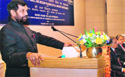 Union Minister of Chemicals and Fertilisers Ram Vilas Paswan addresses a gathering at NIPER in Mohali on Monday.