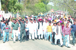 Farmers of the villages situated along the Indo-Pakistan border led by PPPC general secretary Parminder Singh Pinki staging a demonstration in Ferozepur on Friday.