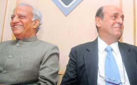 NOT LOOKING EYE TO EYE: N Gopalaswami (left), Navin Chawla