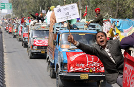 The protesters moved in a convoy of nearly 100 vehicles from Bathinda to Lambi, the home turf of the Chief Minister on Sunday.