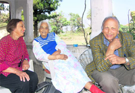 Annie Baron (centre) with her children at the home for the elderly in Dehradun.
