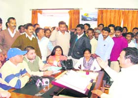 Khala Basti residents meet Dehradun Mayor Vinod Chamoli
