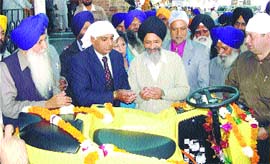 NRI Bakhshish Singh Mann (2nd from left) donates floor scrubbing machine to Golden Temple in Amritsar.