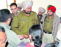 SHO Sarabha Nagar being given a written complaint about the manhandling of journalists in Ludhiana