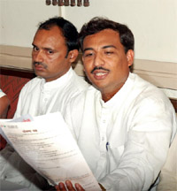 Satish Singh, the Samast Bharatiya Party candidate from Gurgaon Lok Sabha constituency, releases the partys poll manifesto in Gurgaon on Thursday.