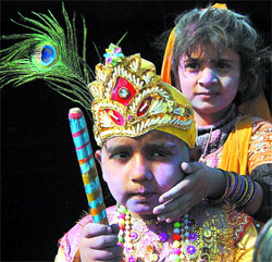Schoolchildren dressed as Krishan and Radha play Holi in Amritsar.