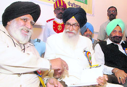 Governor of Tamil Nadu Surjit Singh Barnala (right) with Jaiteg Singh Anant at Government Museum and Art Gallery in Sector 10, Chandigarh on Saturday.