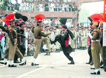 Every evening, thousands of cheering spectators gather to witness Beating the Retreat ceremony which is held at the Wagah border every evening for the ritual closing of the border