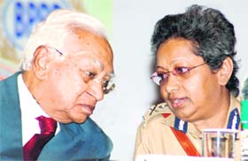 Haryana Governor AR Kidwai interacts with Jija Hari Singh, chairperson of the national conference for women in the police, in Panchkula