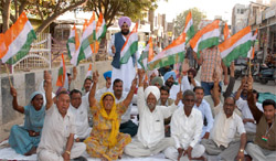 Congress workers raising slogans against the SAD (B) near Hazi Rattan chowk in Bathinda on Monday.