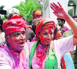 Bollywoood actor and social activist Shabana Azmi (R) celebrates Holi with her husband and film lyricist Javed Akhtar