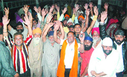 Members of the Gondia-Anandpur-Amritsar Sikh Yatra Seva Samiti and Bir Khalsa Seva Dal, Nagpur, raise slogans at Amritsar railway station.