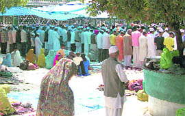    Zaireen offer prayers at Sabri Baba Shrine at Piran Kaliyar during the 740th Urs, which also attracted 85 pilgrims from Pakistan, concluded on Thursday.