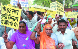 Farmers and labourers from Haryana shout slogans under the banner of Kashyatkar Kisan aur Majdoor Sangathan during a demonstration for their demands near Parliament House in New Delhi on Sunday.