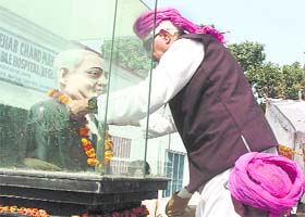 NC chief Farooq Abdullah pays homage to the states first Prime Minister and Indias first Chief justice, Mehar Chand Mahajan, in Jammu
